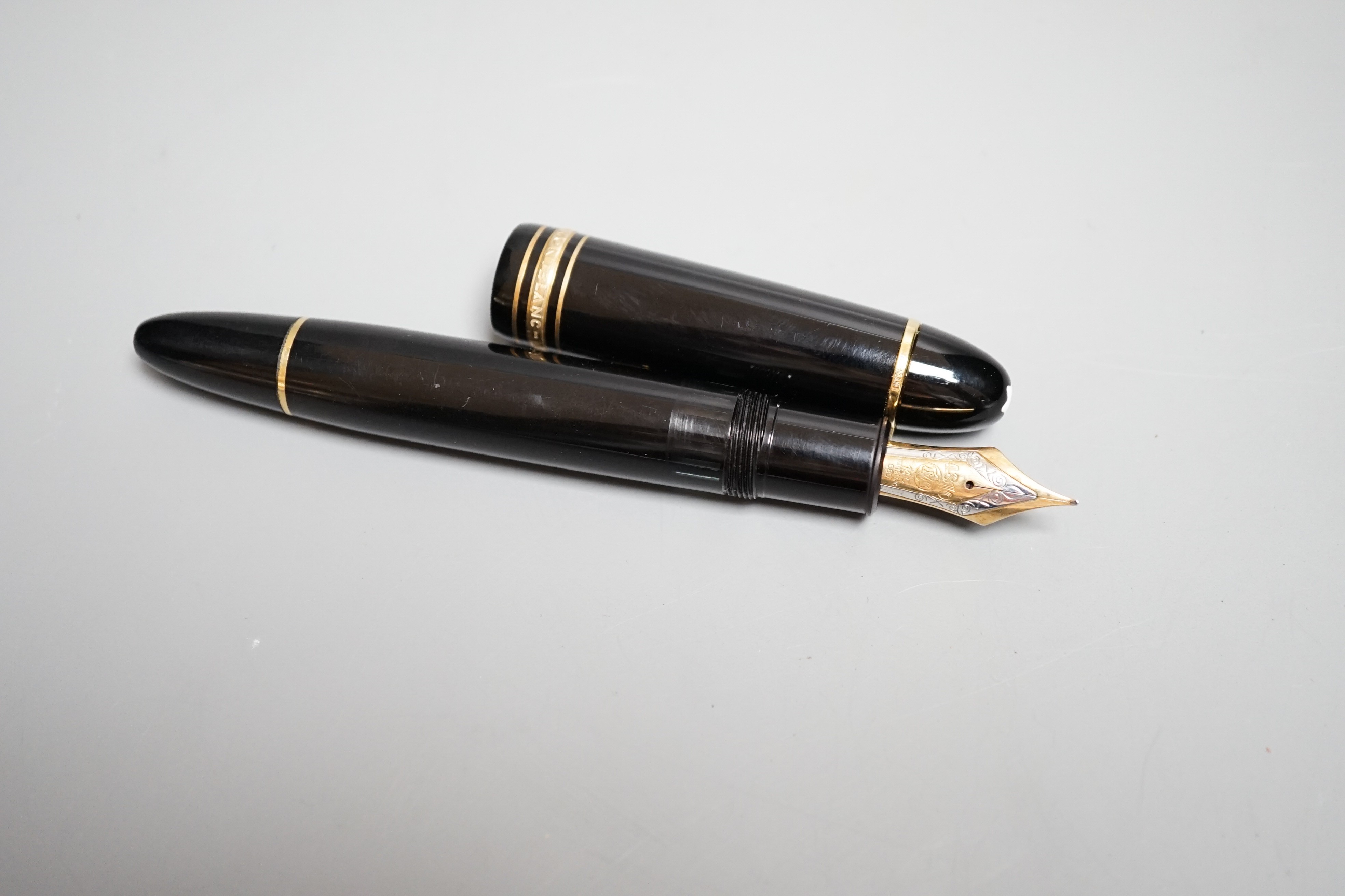 A Montblanc Meisterstuck No.140 fountain pen, the 14ct gold nib stamped 4810, 14.7cm